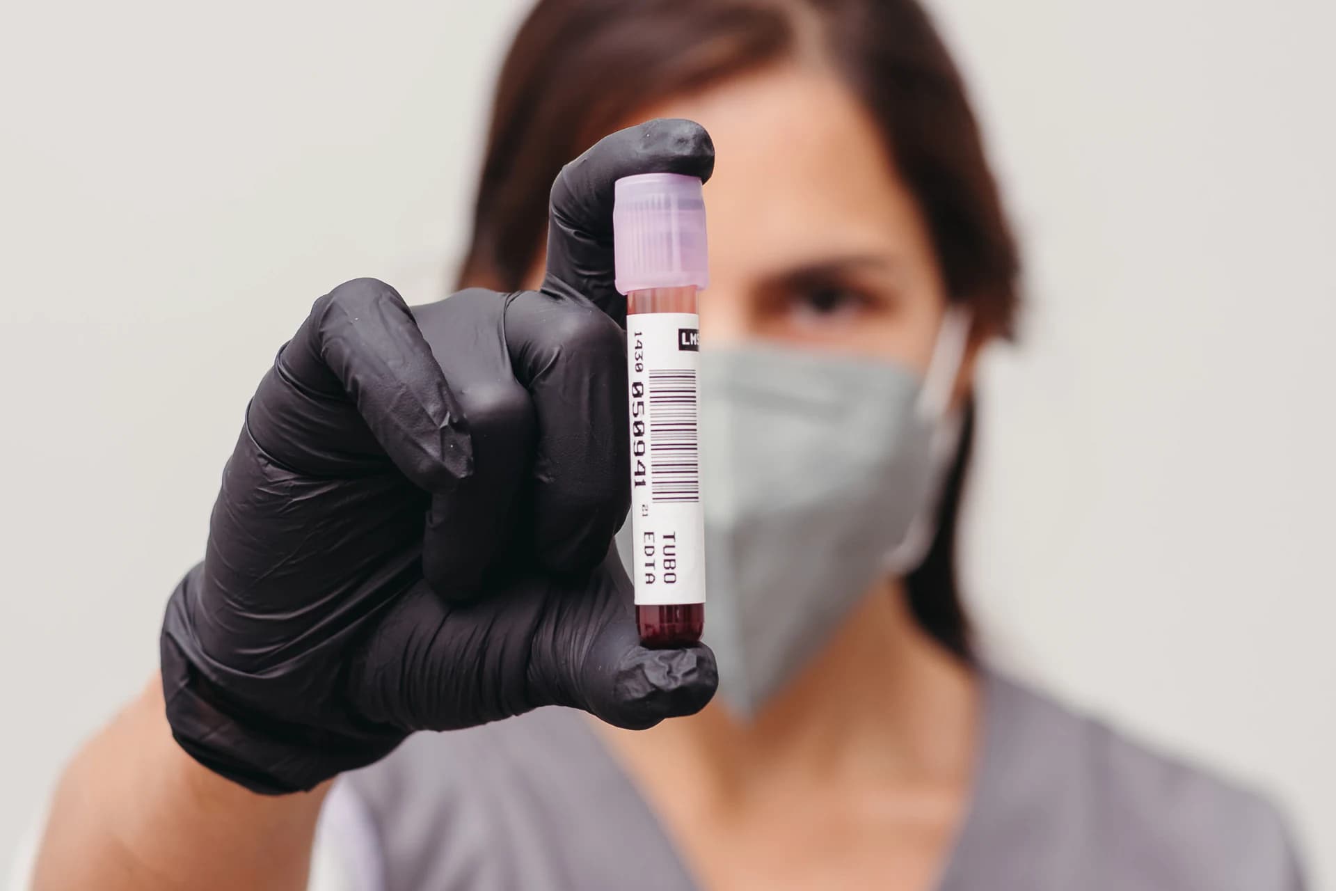 Profesional de BIOTOX verificando una muestra identificada