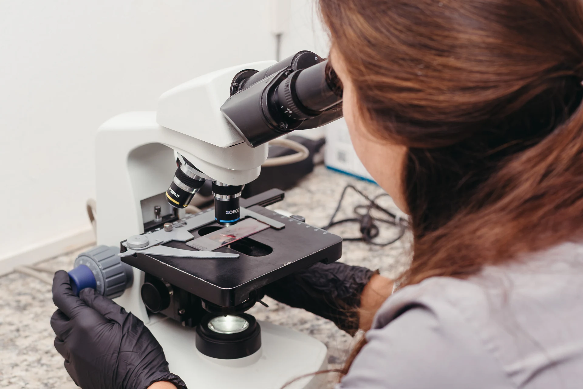 Profesional de BIOTOX realizando un control por microscopía